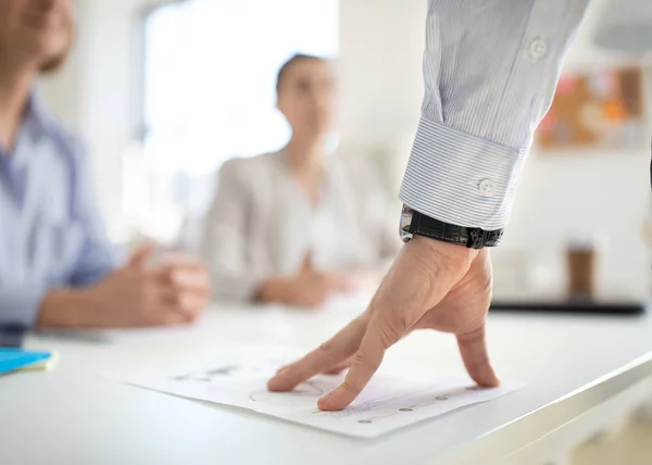 Nahaufnahme eines Geschäftsmannes mit Diagrammen im Büro — Stockfoto