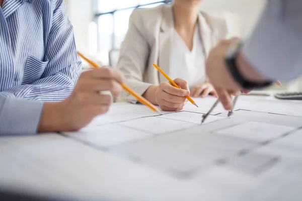 Nahaufnahme von Architekten mit Bauplan im Büro — Stockfoto