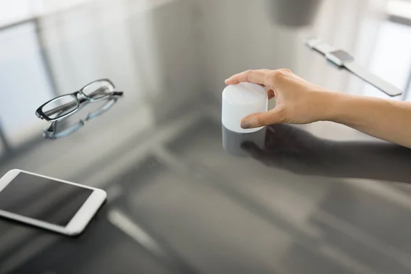 Primer plano de la mano utilizando el panel interactivo negro — Foto de Stock