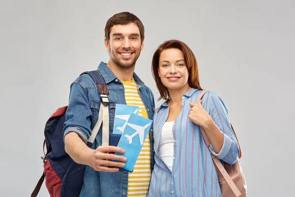 Pareja feliz con billetes de avión, bolsos y pasaporte —  Fotos de Stock