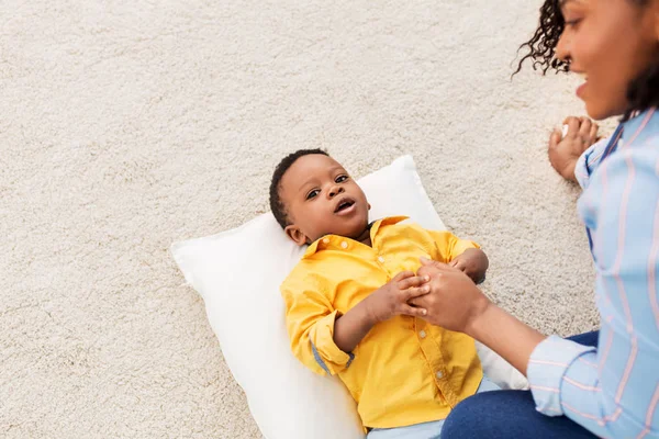 Gelukkig Afro-Amerikaanse moeder met baby thuis — Stockfoto