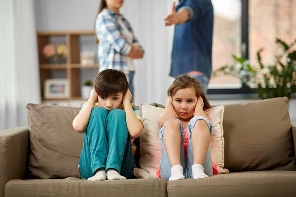 悲しい子供と両親が家でけんかする — ストック写真