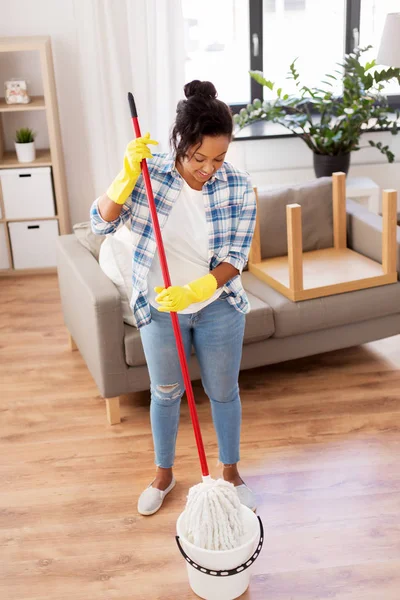 Afrikalı kadın ya da ev hanımı evde yerleri temizliyor. — Stok fotoğraf