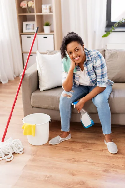 Mujer africana o ama de casa después de la limpieza en casa —  Fotos de Stock