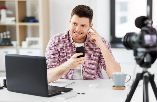 Blogger masculino con auriculares videoblogging en casa — Foto de Stock