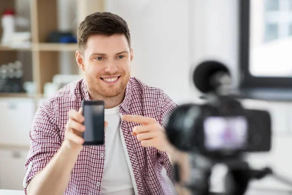 Blogger masculino con videoblogging de teléfonos inteligentes en casa — Foto de Stock