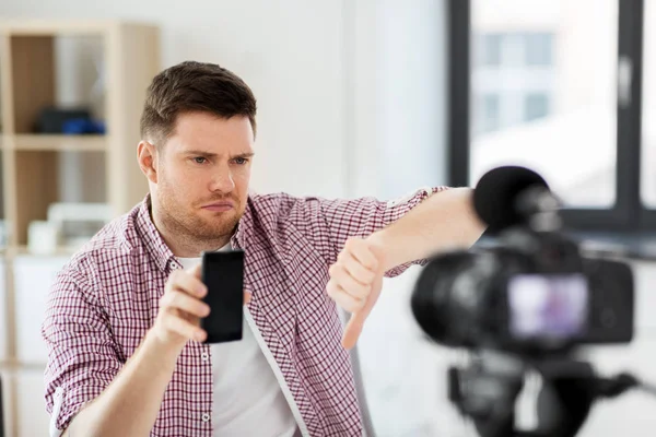 Blogger masculino con videoblogging de teléfonos inteligentes en casa — Foto de Stock