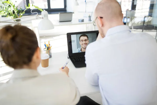 Obchodní tým má videokonference v kanceláři — Stock fotografie