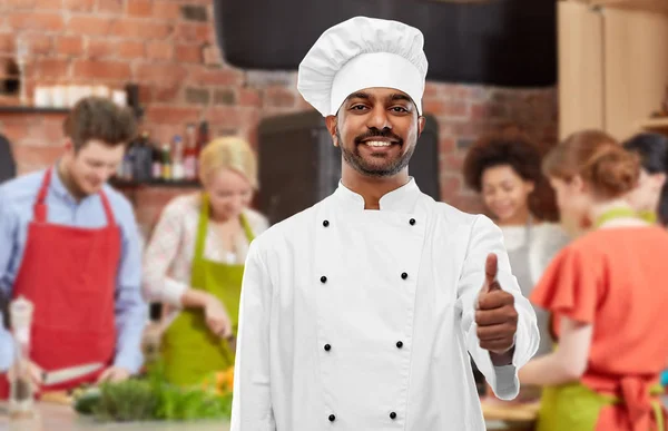 Индийский шеф-повар показывает большие пальцы на уроке кулинарии — стоковое фото