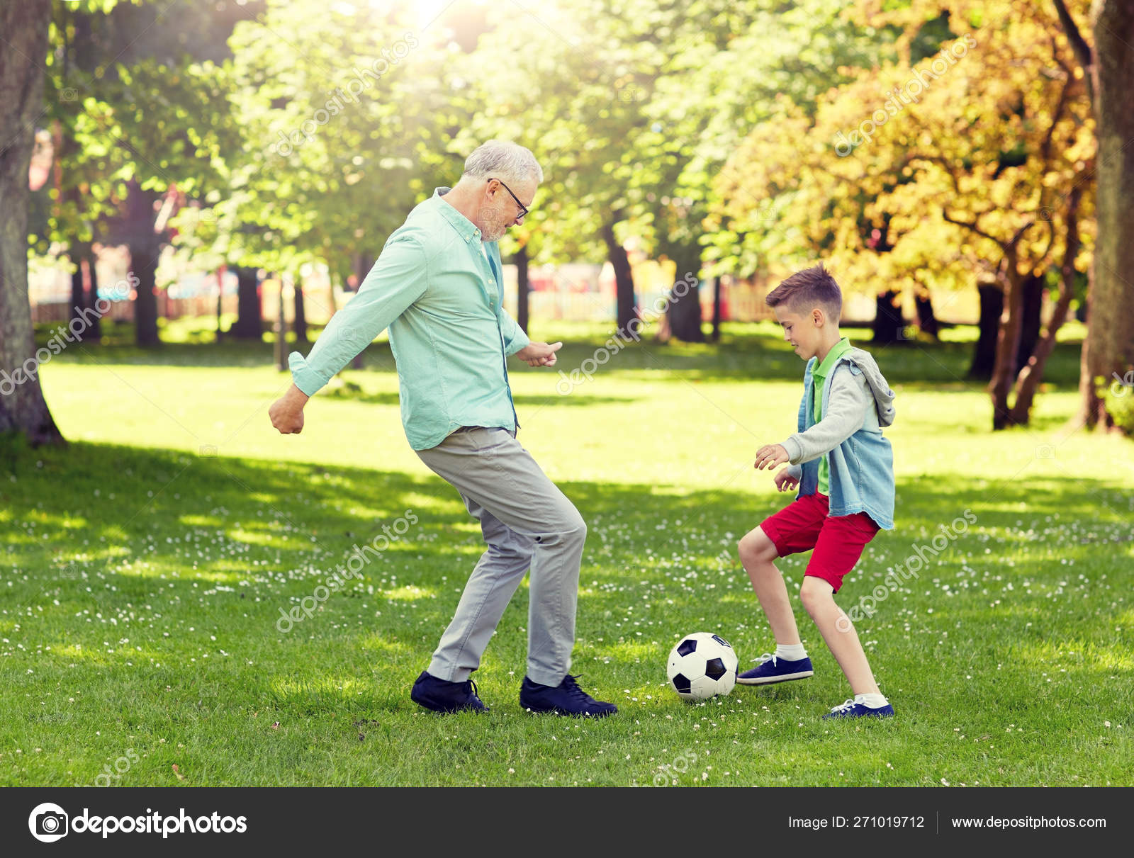 Velho homem e menino jogando futebol no parque de verão fotos, imagens de ©  Syda_Productions #271019712