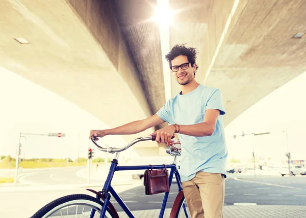 Hipster-Mann mit Fahrrad mit festem Gang unter Brücke — Stockfoto