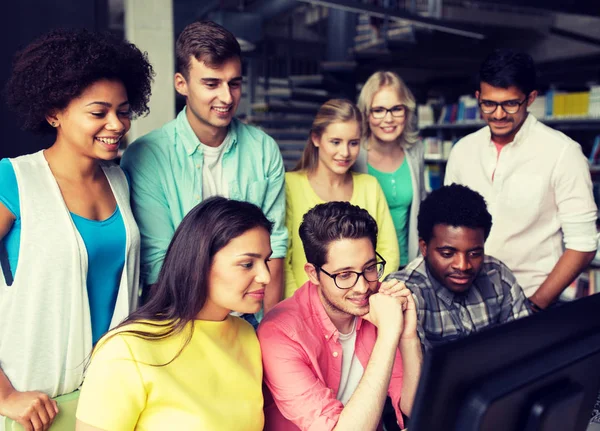 Internationale studenten met computers in de bibliotheek — Stockfoto