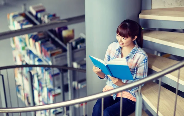 高校生の女の子は、図書館で本を読んで — ストック写真