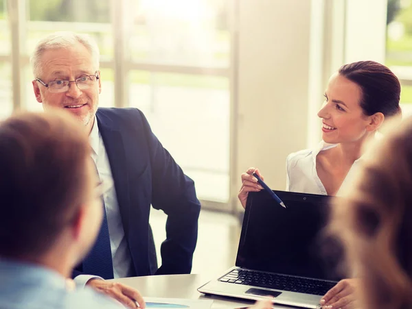 Gente de negocios con ordenador portátil reunión en la oficina — Foto de Stock