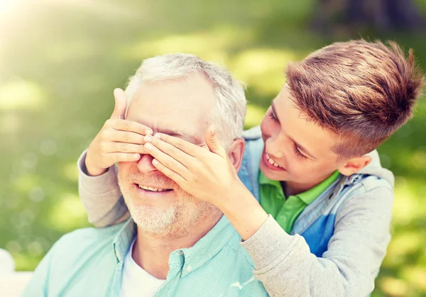 Grandfather and grandson playing at summer park — Stock Photo, Image