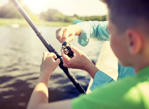 Garçon et grand-père avec canne à pêche sur la rivière — Photo
