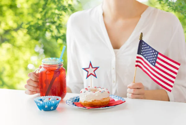 Mulher celebrando o dia da independência americana — Fotografia de Stock