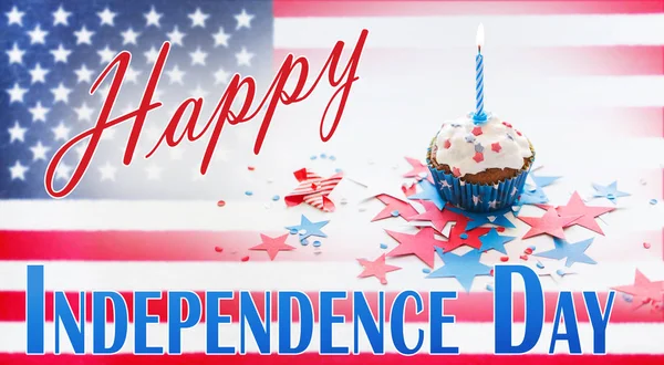 Cupcake med stearinljus på amerikanska självständighetsdagen — Stockfoto