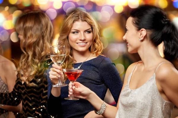 Mulheres felizes batendo óculos no clube noturno — Fotografia de Stock