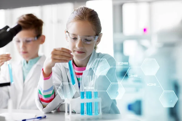 Crianças com tubos de ensaio que estudam química na escola — Fotografia de Stock