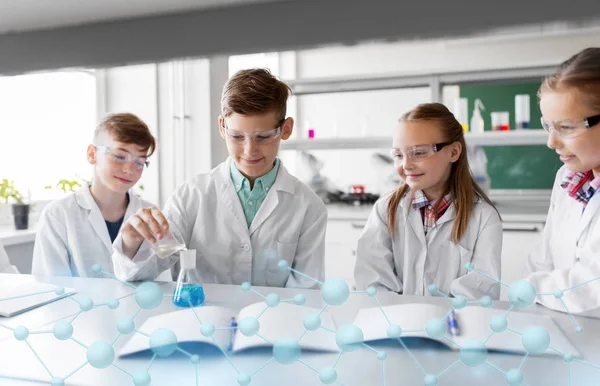 Kémcsőbe kémia az iskolában tanuló gyerekek — Stock Fotó