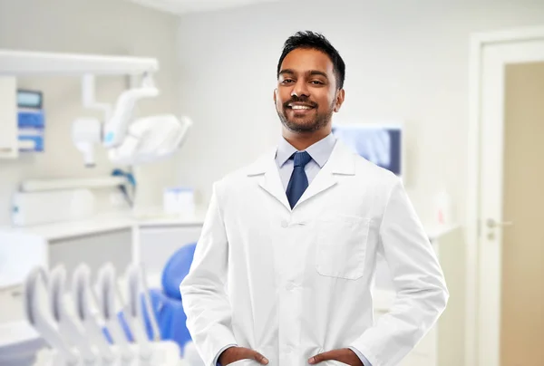 Indiana dentista masculino em casaco branco na clínica odontológica — Fotografia de Stock