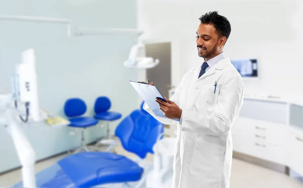 Dentista indiano com área de transferência na clínica odontológica — Fotografia de Stock