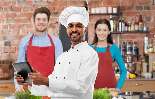 Pişirme sınıfında tablet pc ile erkek hint şef — Stok fotoğraf