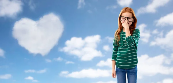 Bonito vermelho cabelos estudante menina em óculos sobre o céu — Fotografia de Stock