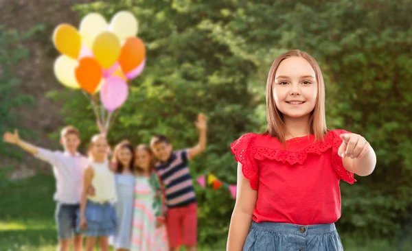 Menina sorrindo apontando para você na festa de aniversário — Fotografia de Stock