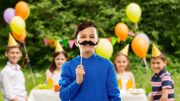 誕生日パーティーで黒い口ひげを持つ幸せな少年 — ストック写真