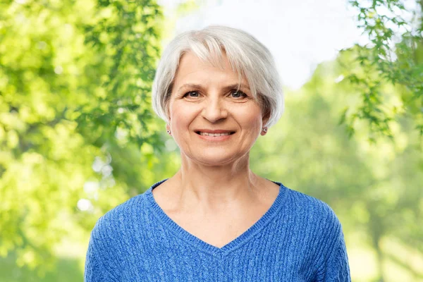 Ritratto di donna anziana sorridente in maglione blu — Foto Stock