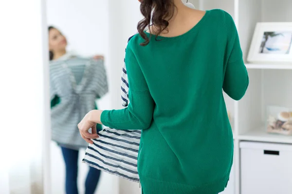 Close-up van de vrouw kiezen kleren thuis spiegel — Stockfoto