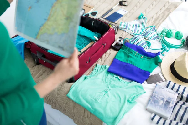 Primo piano della donna con mappa imballaggio borsa da viaggio — Foto Stock