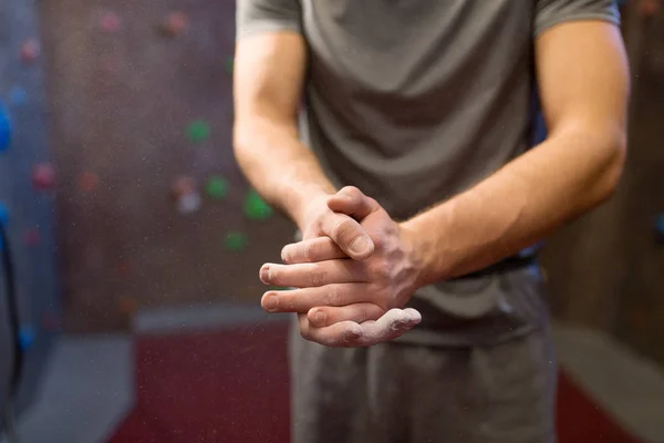 Kapalı tırmanma spor salonunda erkek dağcı ellerini kurutma — Stok fotoğraf