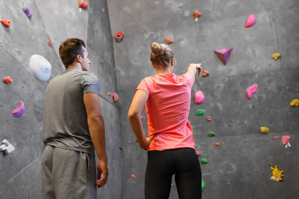 Man en vrouw aan het trainen in indoor klimzaal — Stockfoto