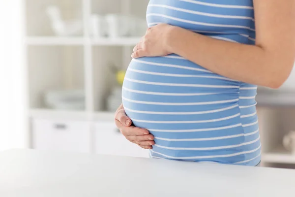 Mulher grávida com barriga grande em casa — Fotografia de Stock