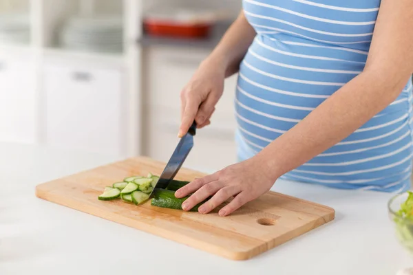 Hamile kadın evde sebze salatası yemek — Stok fotoğraf