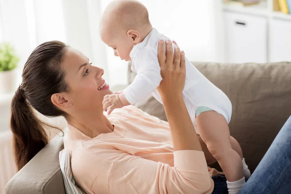 Lycklig mamma med liten pojke hemma — Stockfoto