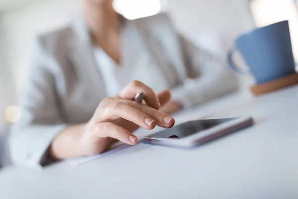 Hand van zakenvrouw met smartphone op kantoor — Stockfoto