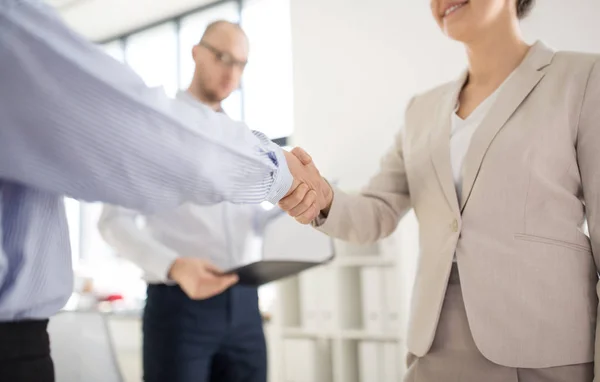 Close up of business people making handshake — Stock Photo, Image