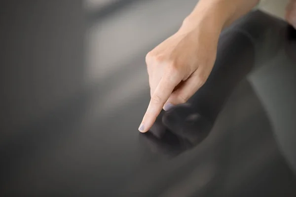 Mão usando painel interativo preto — Fotografia de Stock