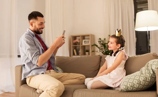 Padre fotografare figlia dal cellulare a casa — Foto Stock