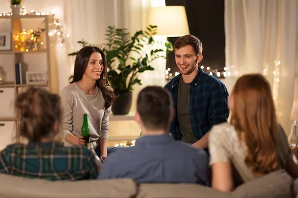 Amigos bebiendo cerveza no alcohólica en casa — Foto de Stock