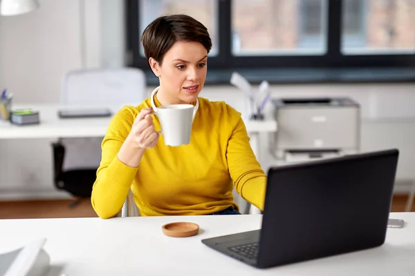 Obchodová s laptopy káva v kanceláři — Stock fotografie