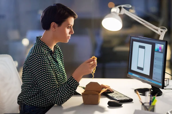 Женщина дизайнер еды и работы в ночном офисе — стоковое фото