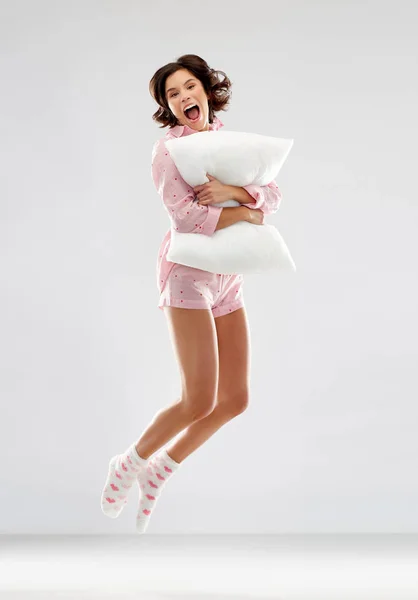 Mulher feliz no pijama pulando com travesseiro — Fotografia de Stock