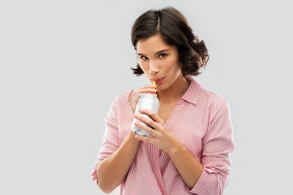 Mujer bebiendo refresco de lata con paja de papel — Foto de Stock