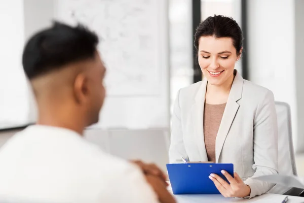 Werkgever met interview met employee at Office — Stockfoto