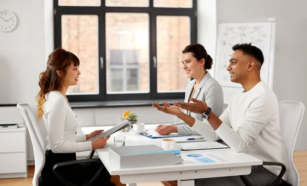 Recruiters having job interview with employee — Stock Photo, Image